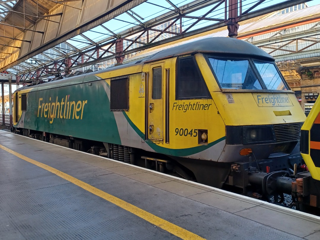 Trainnut on Train Siding: #photo #train #diesel #dmu #electric 90045 & 90047 on the early Freightliner and 170204 3 car unit ex Transport for Wales now East
Midlands....