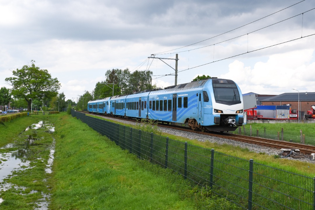 NL Rail on Train Siding: Keolis Flirten 5038 en 5039 komen bijna aan in station Barneveld Zuid als RS 34 uit Amersfoort naar Ede-Wageningen.