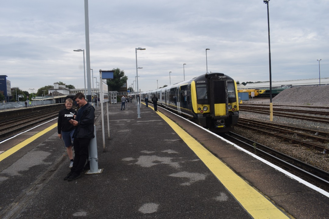 Hardley Distant on Train Siding: CURRENT: 450004 (Rear - Nearest Camera) and 450102 (Front - In Background) call at Eastleigh Station today working the 1T42
11:55...