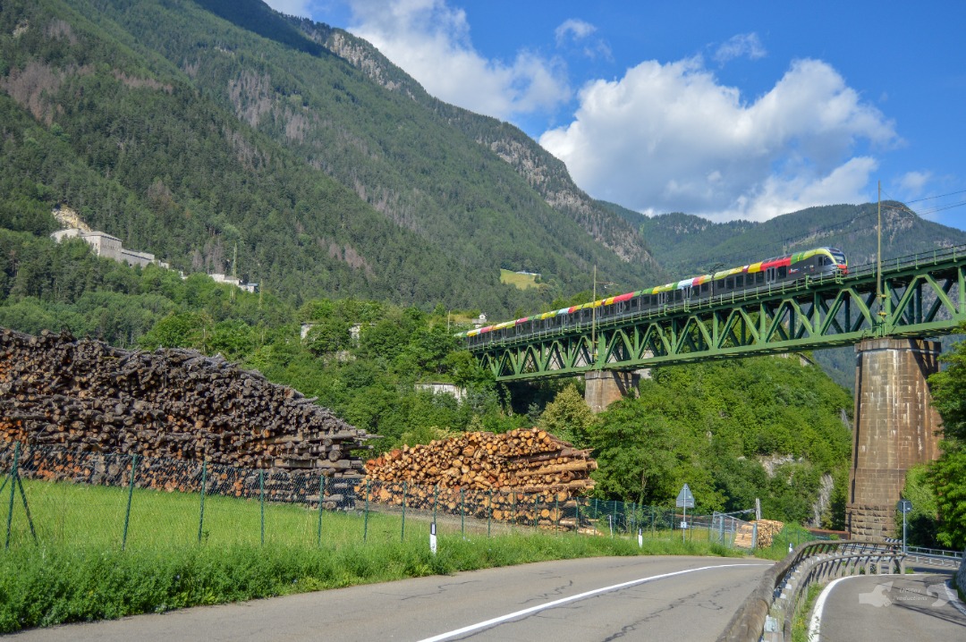 Adam L. on Train Siding: The daily morning commuter shuttle from Lienz in Austria 🇦🇹 to Fortezza 🇮🇹 passes over the Fiume Isarco river on the
Isarco...