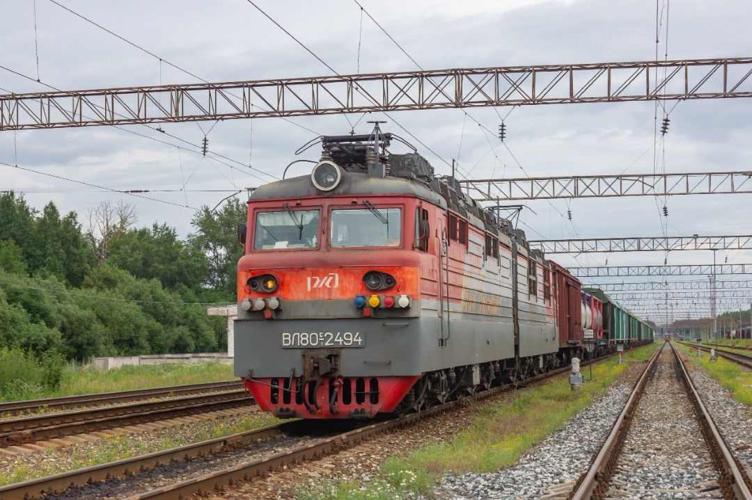 CHS200-011 on Train Siding: Electric freight locomotive VL80S-2494 "Ivan Batashov" at the Chepetskaya station of the export line from the
"URALHIM" plant