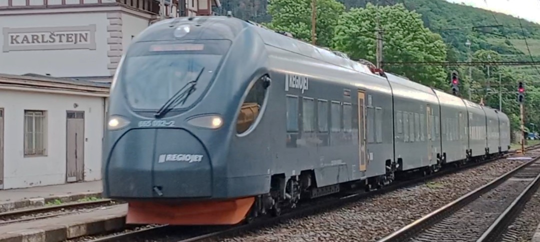 Davca ☑️ on Train Siding: Sirius ( chinese train) operated by RegioJet in Karlštejn!!!! It's very very rare in Karlštejn