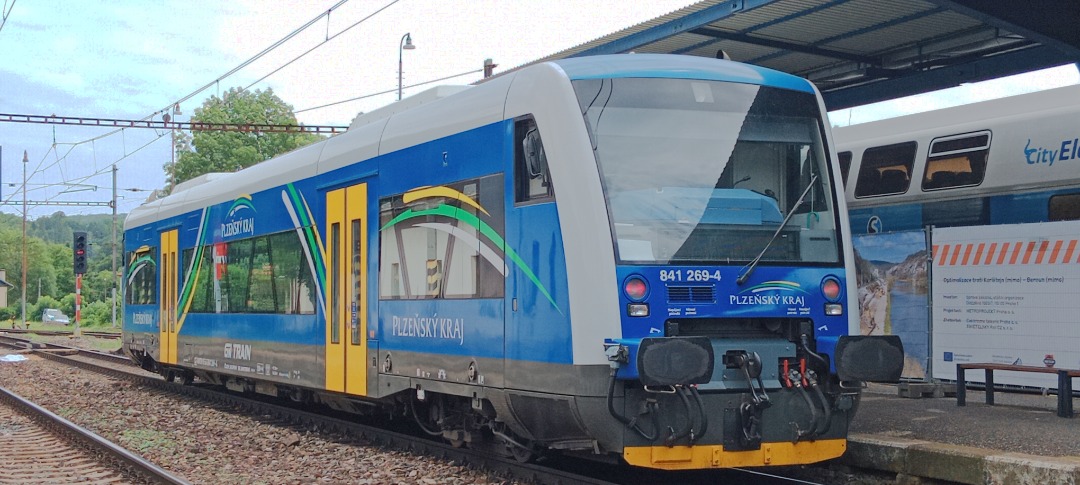 Davca ☑️ on Train Siding: Diesel train stadler called " regiospider" operated by GW train regio in " plzeňský kraj" livery in
Karlštejn