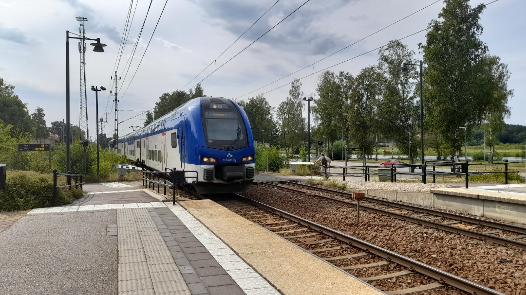 Grasshopper Without Grass on Train Siding: I went to Kungsör to see Miniature Kingdom (posting later today) and because Kungsör has
Mälartåg, it also has the train...