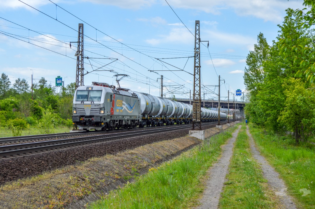 Adam L. on Train Siding: An leased Akiem 193 Class Siemens Vectron, currently operated by CER Cargo departs the Ostrava Svinov Area with an long string of
semi-new ERR...