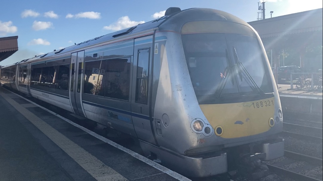 Theo555 on Train Siding: A few more pics from Leamington Spa after I got another opportunity to go out and head there again. Went on a Cross Country Class 221
Voyager...