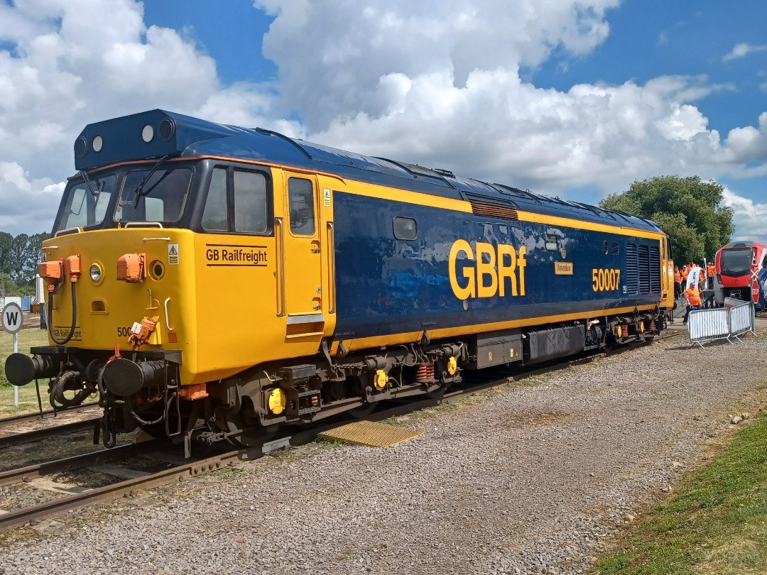 Trainnut on Train Siding: #photo #train #diesel #depot Network Rail Helicopters, Stadler Flirt and GWR new battery train, class 50 50007 and the Hydroflex
799201 unit....