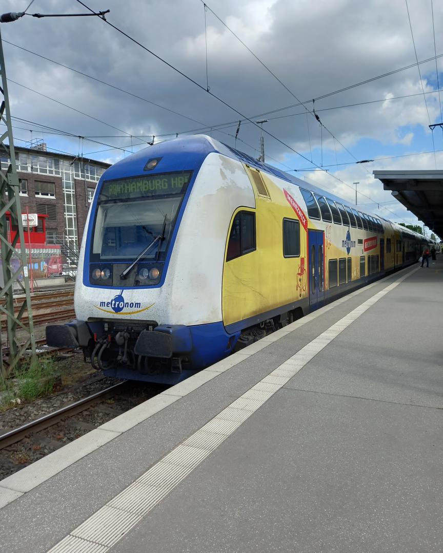 Möve Zockt on Train Siding: A Dosto Cab Car waits in Bremen Hauptbahnhof for its Departure as Metronom RB 41 to Hamburg Hauptbahnhof stopping everywhere