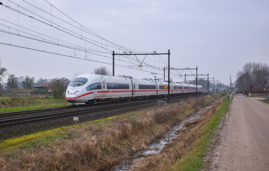 NL Rail on Train Siding: DB ICE stel 4683 rijdt langs Hegelsom als ICE uit Amsterdam Centraal naar Frankfurt (Main) Hbf.