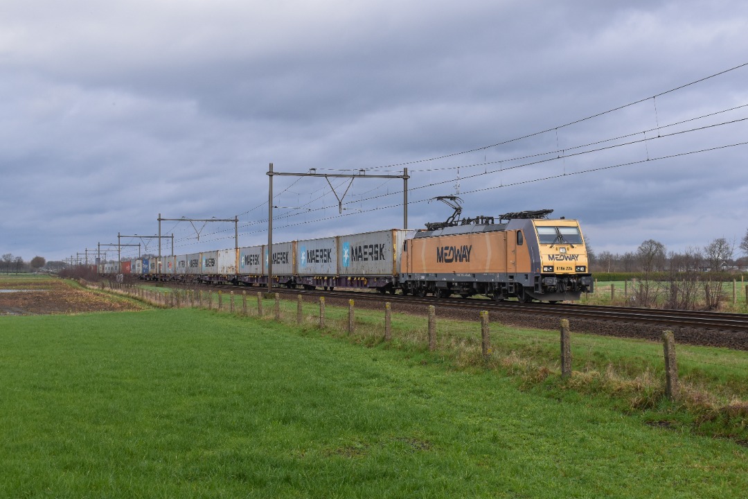 NL Rail on Train Siding: MDW 186 224 komt met de Bilk shuttle uit Düsseldorf naar België langs de Bergsebaan in Nispen gereden