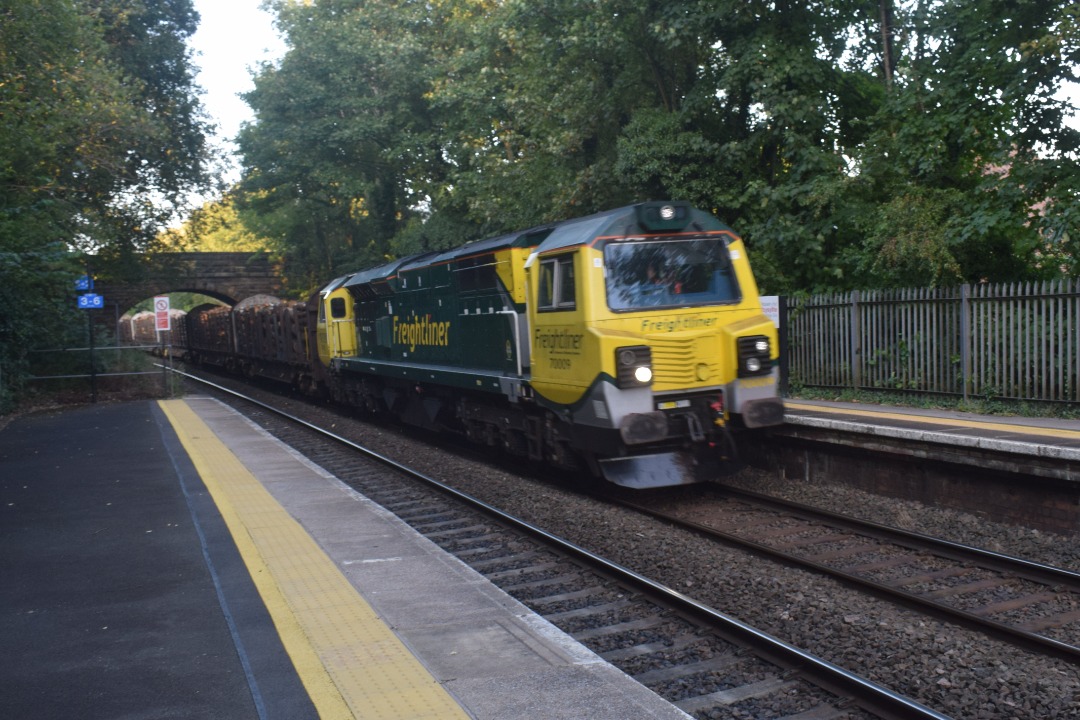 Hardley Distant on Train Siding: CURRENT: 70009 on hire to Colas Rail from Freightliner passes through Ruabon Station today working the 6J37 12:52 Carlisle Yard
to...