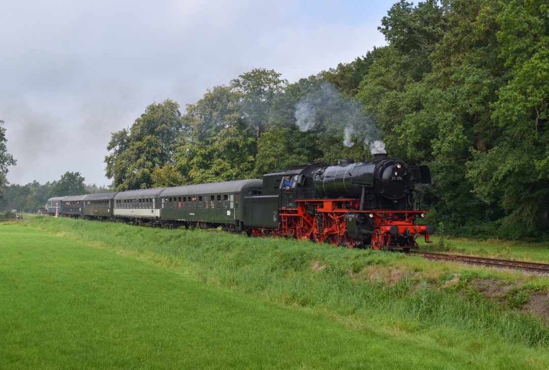 NL Rail on Train Siding: MDW 186 224 komt met de Bilk shuttle uit Düsseldorf naar België langs de Bergsebaan in Nispen gereden