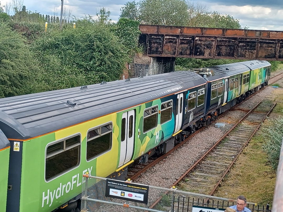 Trainnut on Train Siding: #photo #train #diesel #depot Network Rail Helicopters, Stadler Flirt and GWR new battery train, class 50 50007 and the Hydroflex
799201 unit....