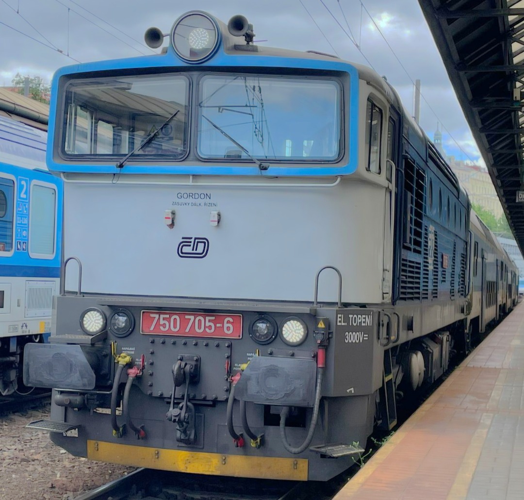 Davca ☑️ on Train Siding: Diesel locomotive " brejlovec" on Passenger train from Čerčany - Vrané nad Vltavou - Prague main station