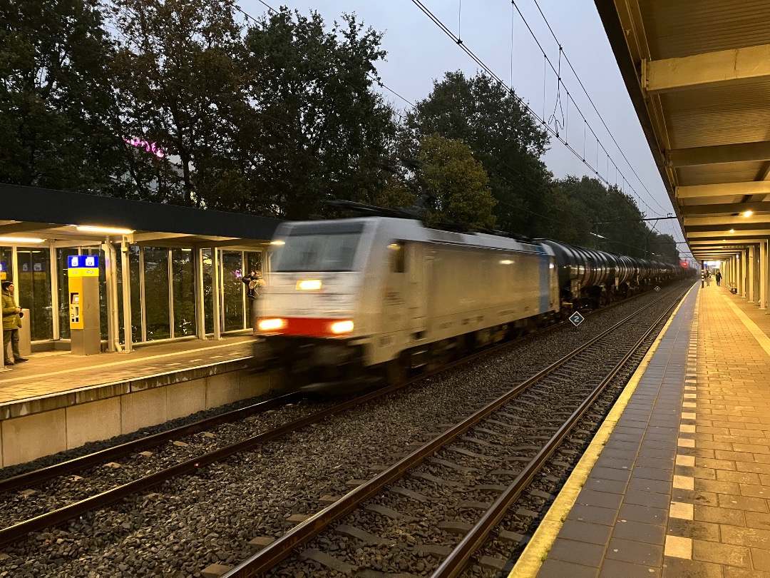 Joran on Train Siding: Een goederentrein genomen in Rotterdam Alexander. En de trein is een beetje wazig, omdat het donker begon te worden.