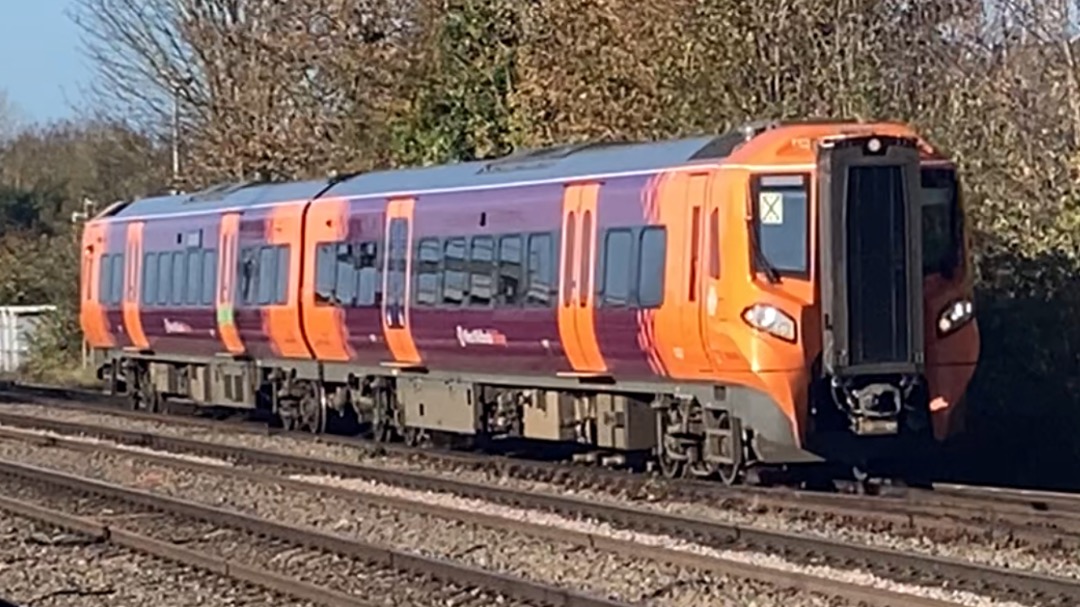 Theo555 on Train Siding: A few more pics from Leamington Spa after I got another opportunity to go out and head there again. Went on a Cross Country Class 221
Voyager...