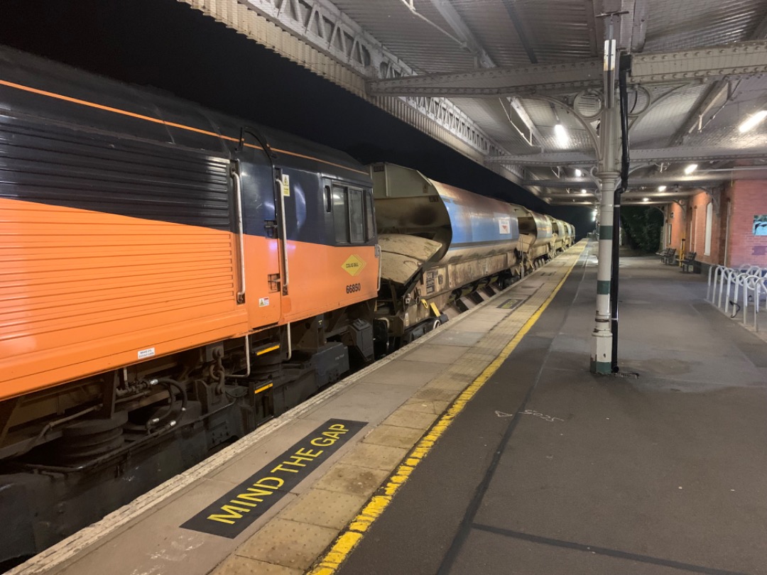 Mista Matthews on Train Siding: I was rudely awakened to let Colas Rail 66850 "David Maidment OBE" exit engineering possession out at Earlswood.
Heading it's train of...