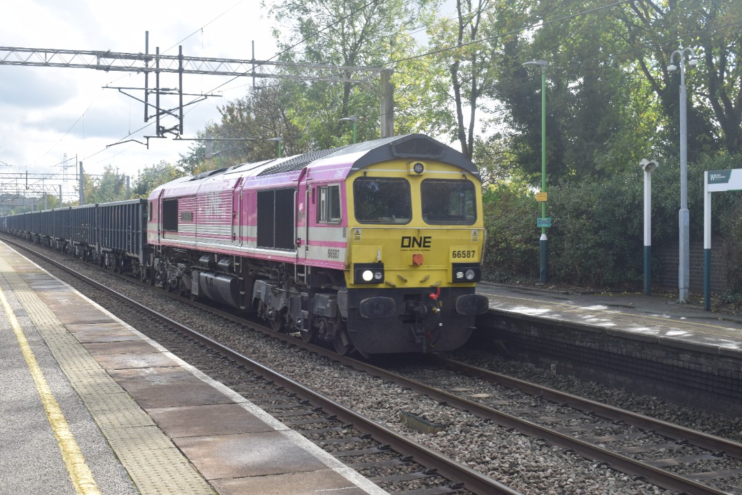 Hardley Distant on Train Siding: CURRENT: 66587 'AS ONE WE CAN' passes through Acton Bridge Station today with the 6Z18 10:45 Guide Bridge Yard to
Shap Summit service.