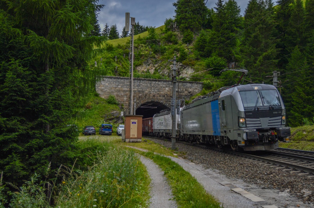 Adam L. on Train Siding: A DB Cargo mixed freight from Germany 🇩🇪, operating under the Locomotion umbrella till Verona 🇮🇹 is seen exiting the 610ft
tunnel...