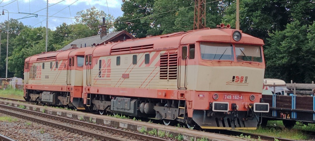 Davca ☑️ on Train Siding: Two locomotives " bardotka" operated by IDS Cargo in Karlštejn ( It's very rare in Karlštejn)