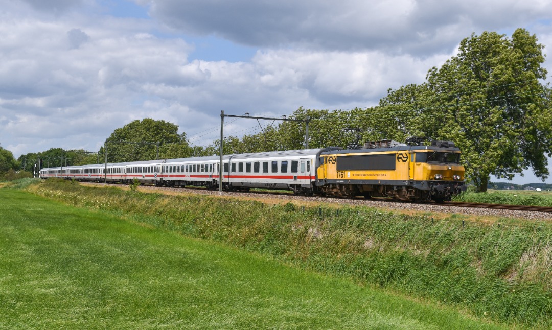 NL Rail on Train Siding: NSI 1761 komt met IC Berlijn uit Amsterdam Centraal naar Berlin Ostbahnhof als IC 147 langs de Grote Melmweg in Soest gereden.