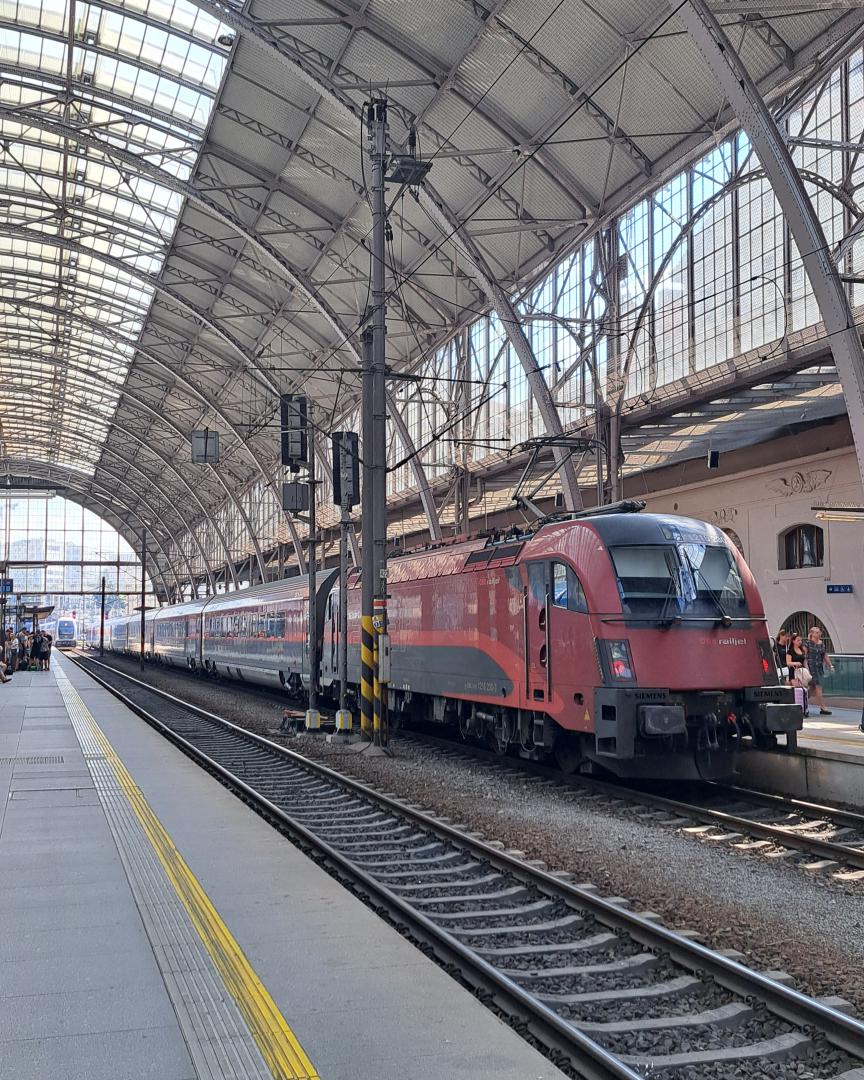 Worldoftrains on Train Siding: Two vindobona trains on the first photo is old vindobona and on the second photo is newer vindobona called railjet