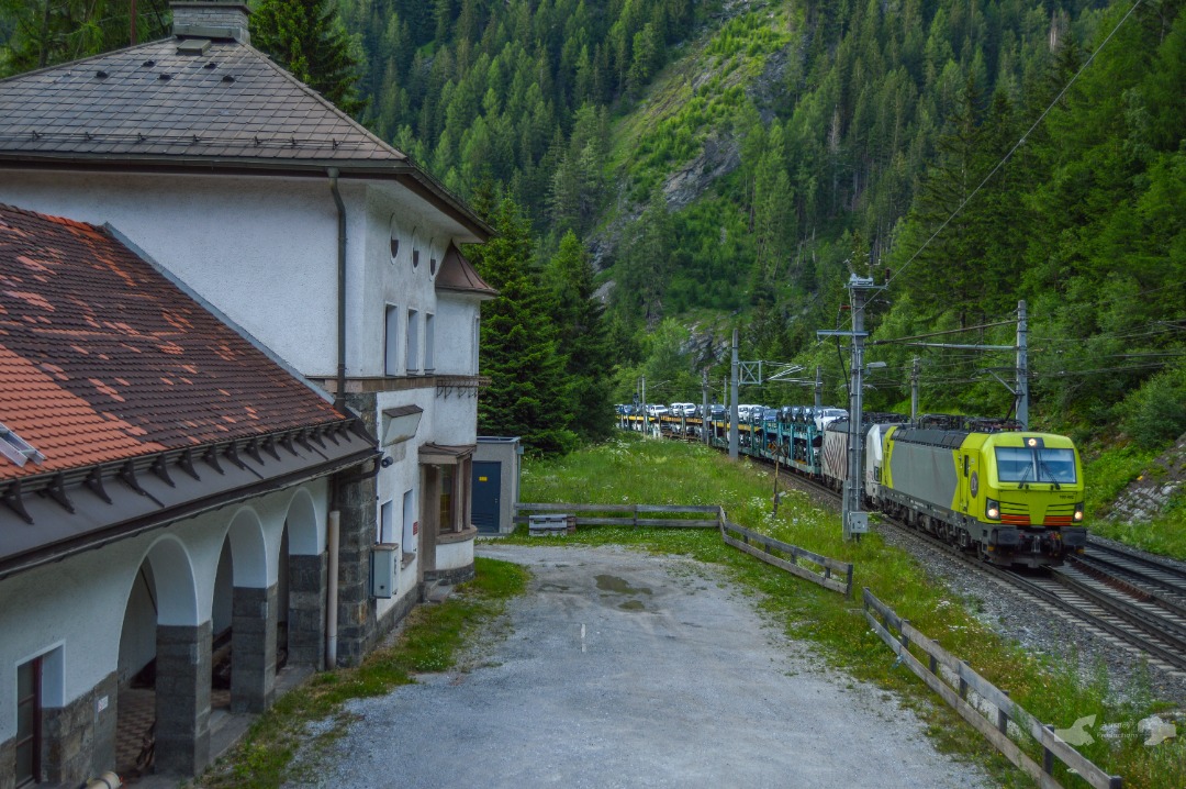 Adam L. on Train Siding: A Lokomotion autorack train being pulled by two Siemens Vectrons both respectively being leased to Lokomotion are seen cresting the
final...