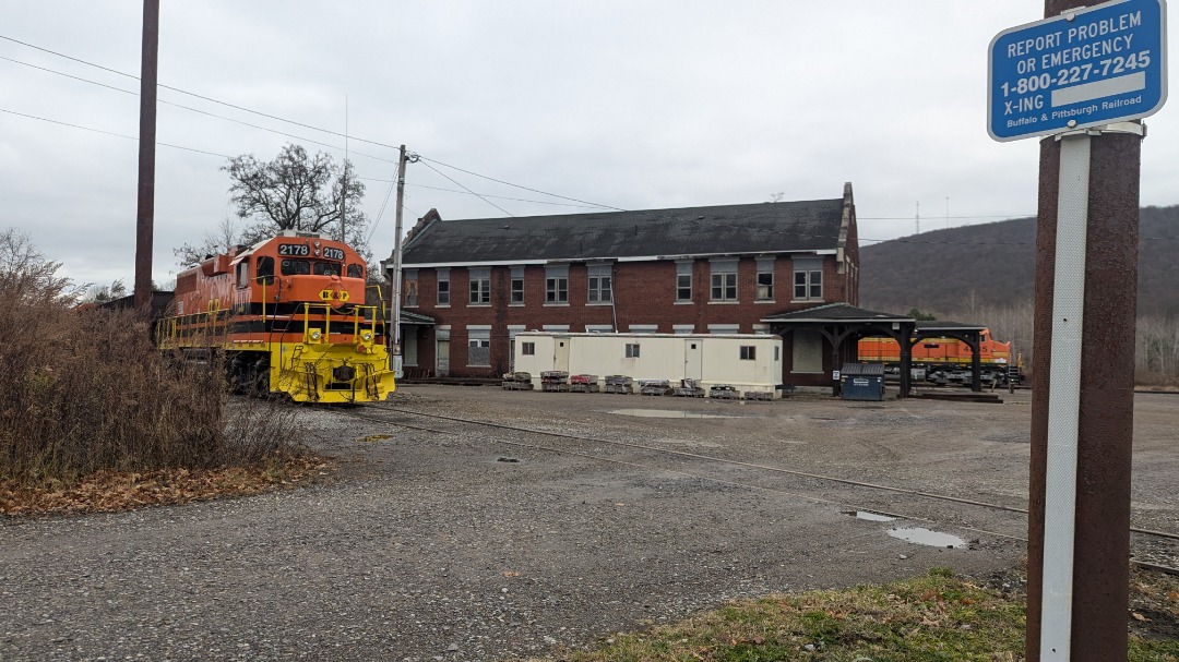 CaptnRetro on Train Siding: Took a trip down to Salamanca today for a model train exhibit! Here's some shots from the still-in-use depot, B&P waiting
to leave-