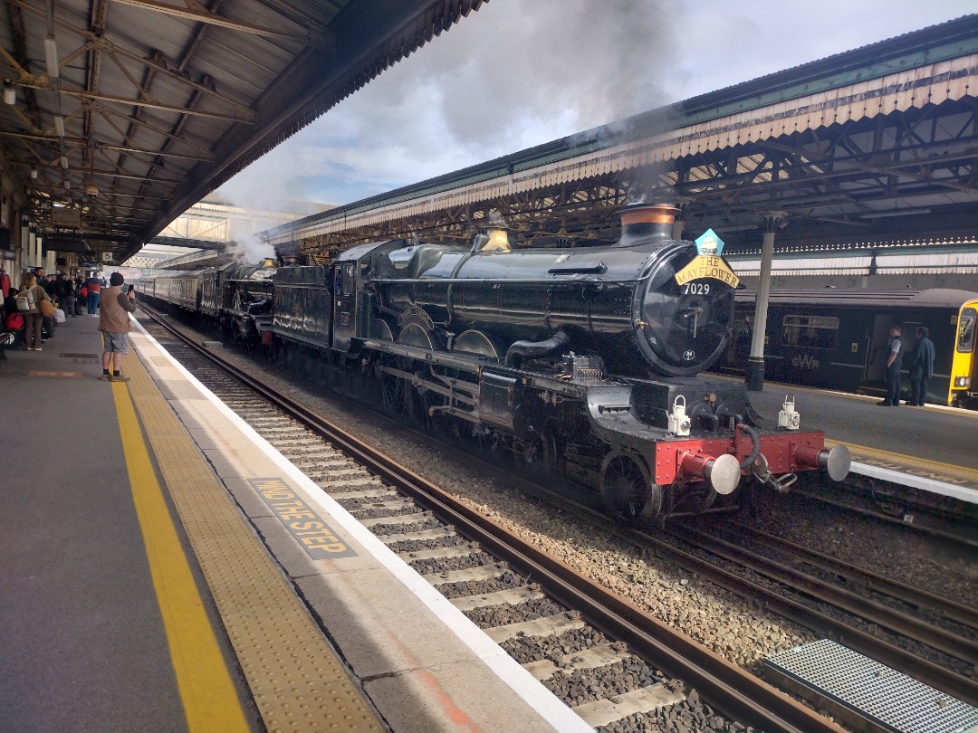 Alex Coomber on Train Siding: My Photo of a Double Header Steam. 7029 Clun Castle and 5043 Earl of Mount Edgcumbe passing Exeter St Davids on working the
mayflower...