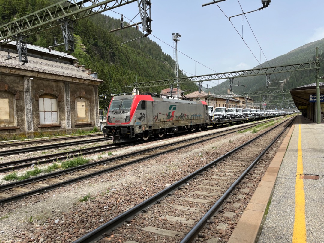 Joran on Train Siding: Een bestelbustrein genomen in Brennero - Brenner. De locomotief daarvan ging loskoppelen. Daarna kwam er een andere locomotief ( met
graffiti )...