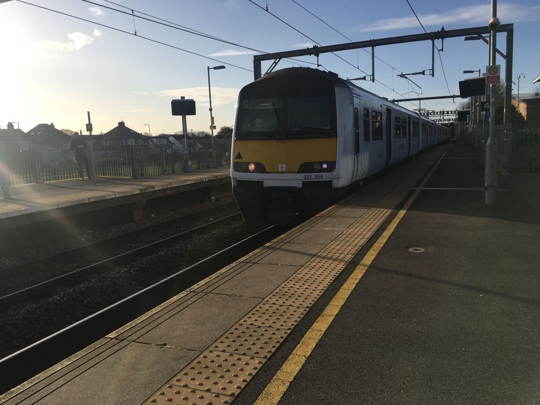 Finney on Train Siding: For those of you missing the tracks, I thought I'd upload some dusty bins and photos from my last trip before lockdown, nearly 2
months ago! Enjoy