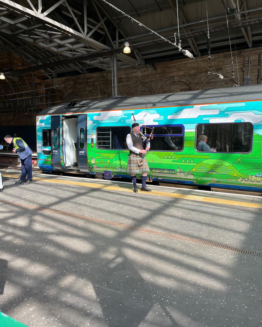 RodRail on Train Siding: A ceremony celebrating the new #LevenmouthRailLink service #ScotRail class #158 at #EdinburghWaverley. Passers-by were given a sprig
of...