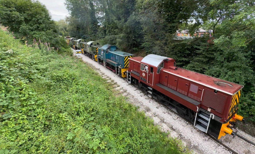 Michael Gates on Train Siding: No less than 6 Class 14's! D9504, D9553, D9537, D9523, D9529 and D9551 exit Duffield Station at the Ecclesbourne Valley
Railway '14s...