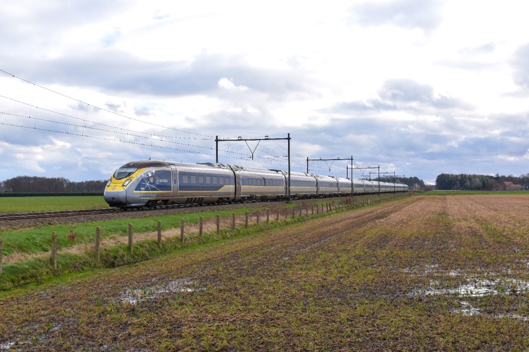 NL Rail on Train Siding: Eurostar 4019/4020 rijdt langs het Everlandwegje in Roosendaal als Eurostar 9126 uit Londen naar Amsterdam Centraal.