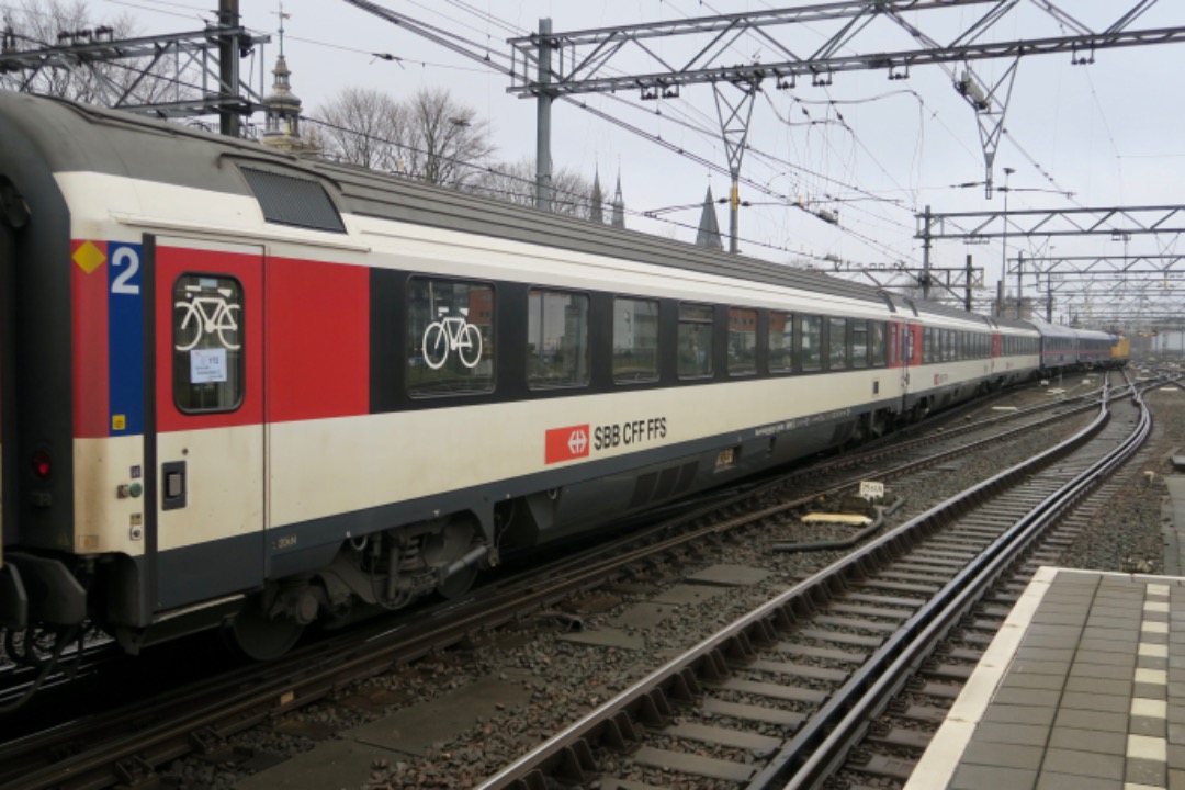 Arnout Uittenbroek on Train Siding: Per 12/12 is er een nieuwe slaaptrein naar Zürich bijgekomen. Hier in Amsterdam CS vandaag.