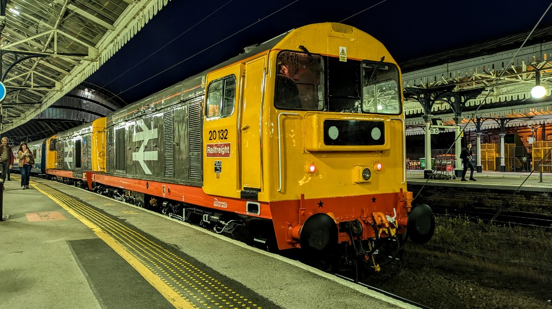 kieran harrod on Train Siding: LSL railfreight choppers 20118 + 20132 around Yorkshire running the cooling towers and Merry go round railtours for the Drax
50th...