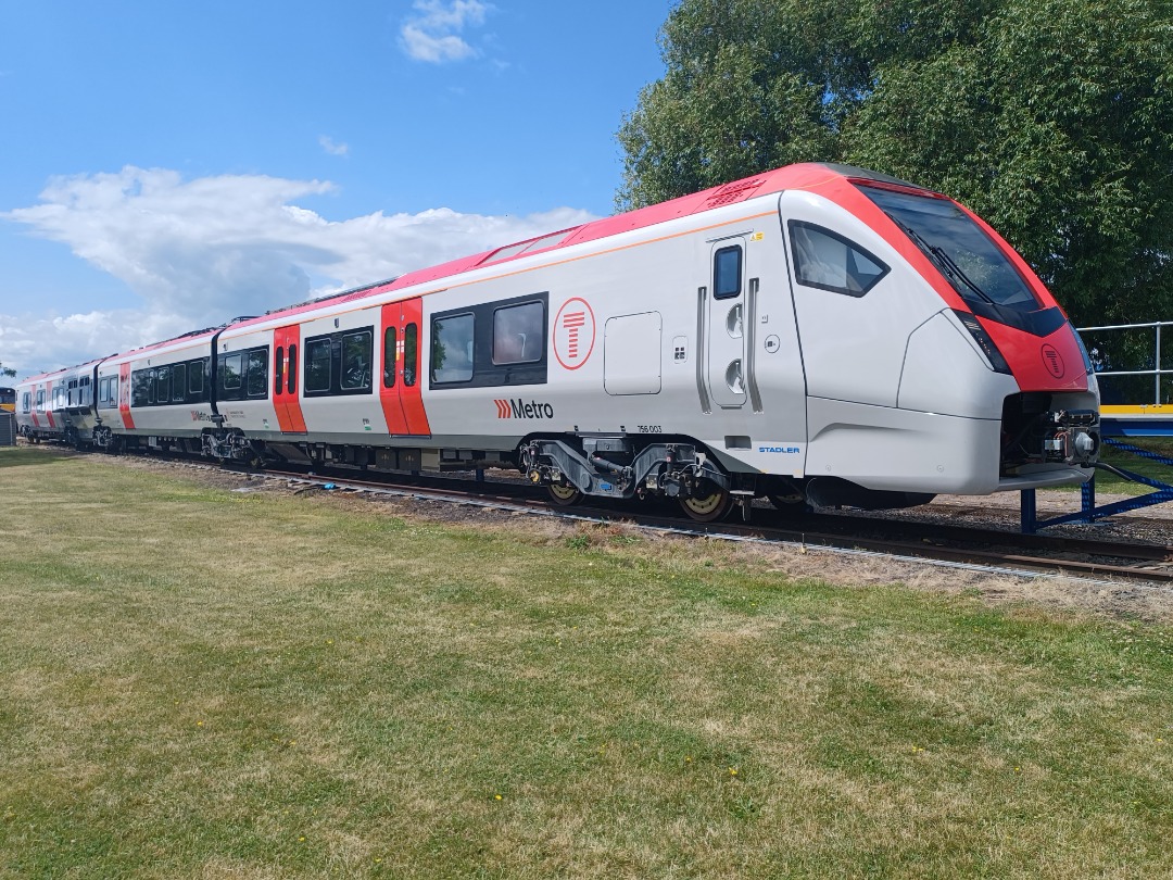 Trainnut on Train Siding: #photo #train #diesel #depot Network Rail Helicopters, Stadler Flirt and GWR new battery train, class 50 50007 and the Hydroflex
799201 unit....