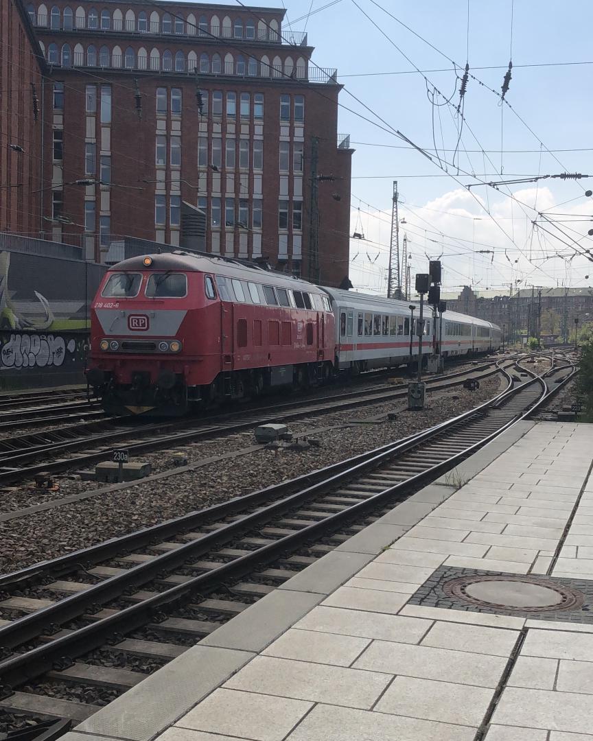 014 lp on Train Siding: Das waren noch schöne Zeiten wo es den Intercity nach Fehrman Burg gab. Da Kamm er gerade mit der Baureihe 218 aus der Abstellung
am Hauptbahnhof