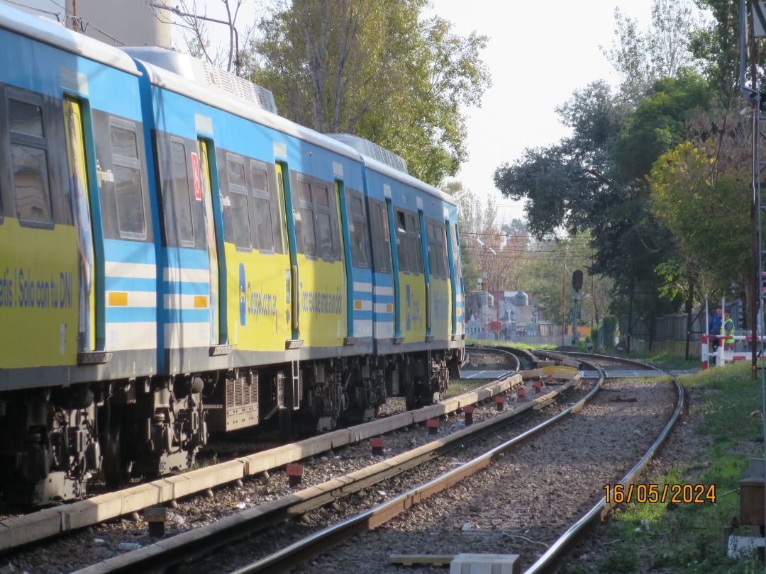 Nicolás Martínez on Train Siding: EMU CSR De la Linea Sarmiento haciendo su pasada por el paso a nivel de la calle salta en Morón.