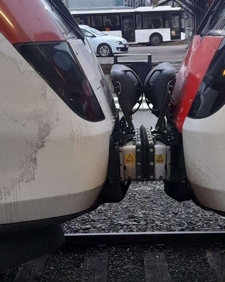 Grasshopper Without Grass on Train Siding: Somehow, I managed to see 3 Regina trains at Ludvika in just over 10 minutes, and 2 of them were coupled!