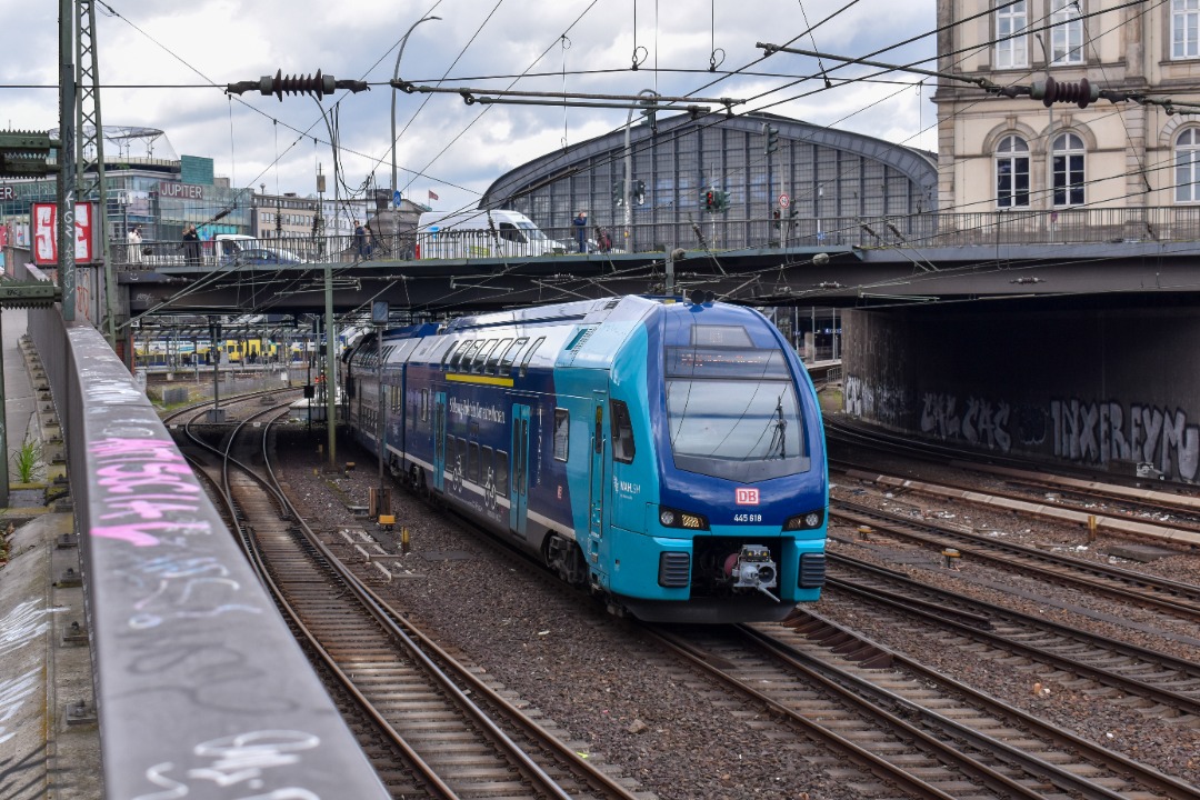 NL Rail on Train Siding: DB Regio Kiss stellen 445 118 en 445 117 vertrekken van station Hamburg Hbf als RE 8 naar Travemünde Strand.