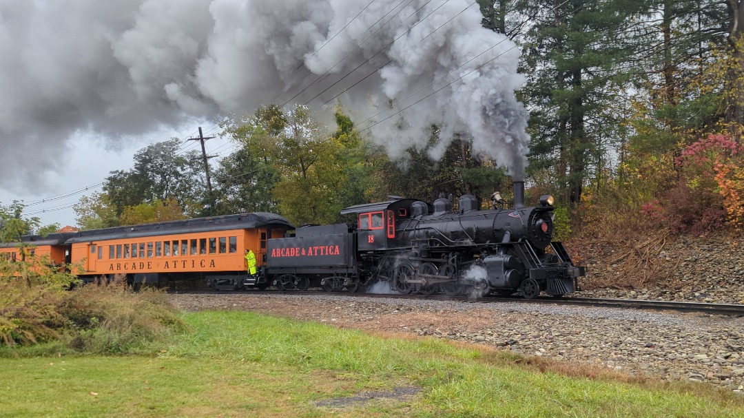 CaptnRetro on Train Siding: Leaving town in a rainy haze - Arcade & Attica #18 makes it's way across the bridge and past the old toy factory on its way
out of town....