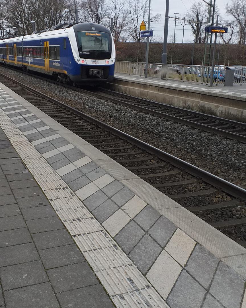 Möve Zockt on Train Siding: Two Nordwestbahn Br 440 the back one with Graffiti and a Speech Bubble that it want be clean as a RS1 to Bremen Vegesack and
Bremen Farge...