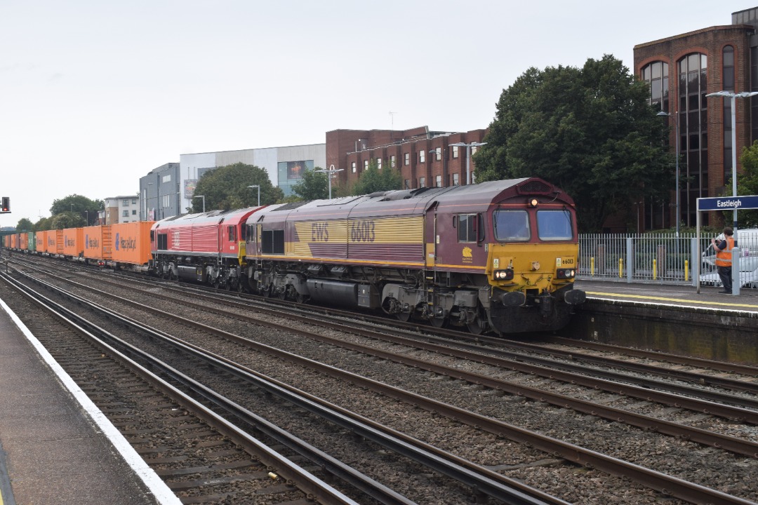 Hardley Distant on Train Siding: CURRENT: 66013 (Front) and 66010 (Behind) pause at and then depart from Eastleigh Station today with the 4V54 10:54 Southampton
Marine...