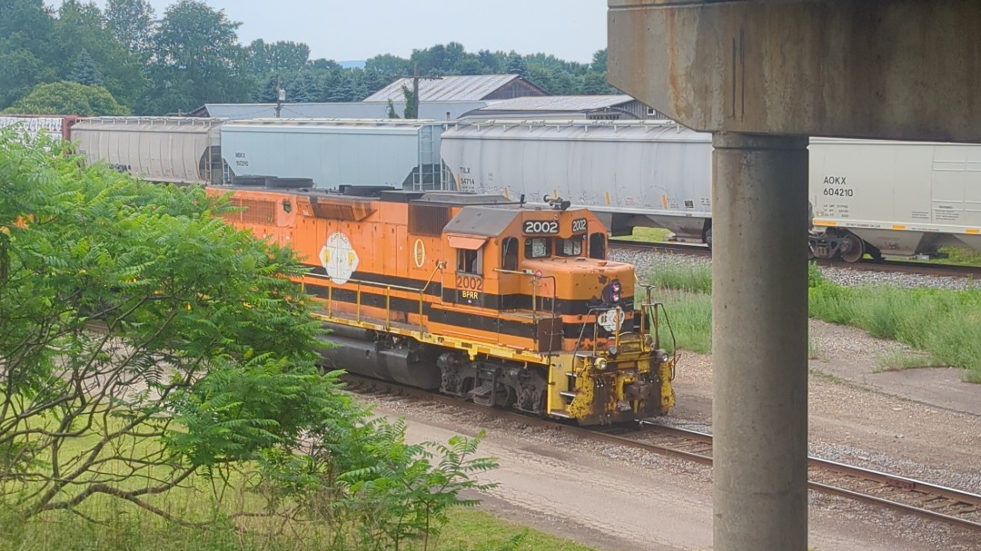 CaptnRetro on Train Siding: BF-1 Power this week was BPRR GP-38 no. 2002, and BPRR SW1500 no. 1508. Shots taken from an overpass above the junction. #switcher
#geep...