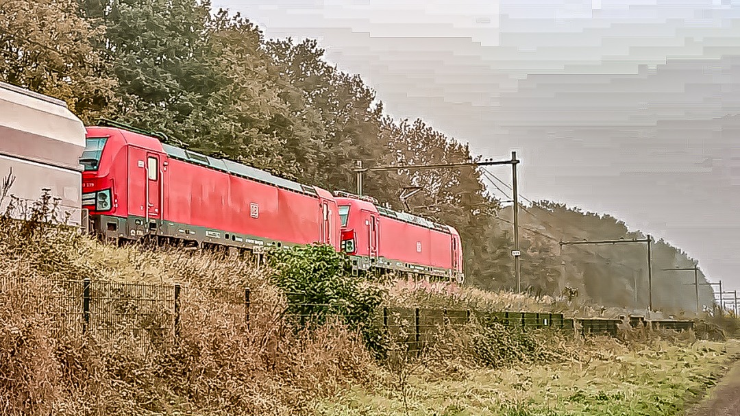 Treinspottermilan on Train Siding: Db 193 339 was onderweg naar Sittard onderweg is die defect geraakt en de 193 039 heeft hem mee gesleept naar Luik.