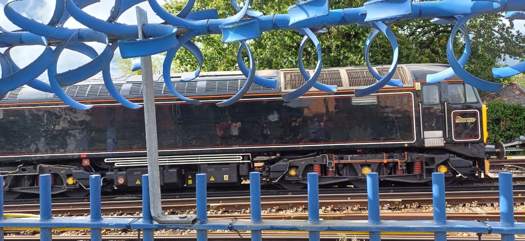 Train Matt1 on Train Siding: This is 70000 Britannia at Horsham as 1Z52 Littlehampton to Horsham points 2001 & 1Z54 Horsham points to Chichester with 57311
on the rear...