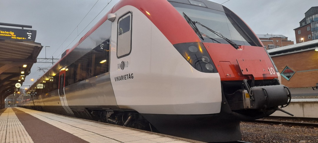 Grasshopper Without Grass on Train Siding: Somehow, I managed to see 3 Regina trains at Ludvika in just over 10 minutes, and 2 of them were coupled!