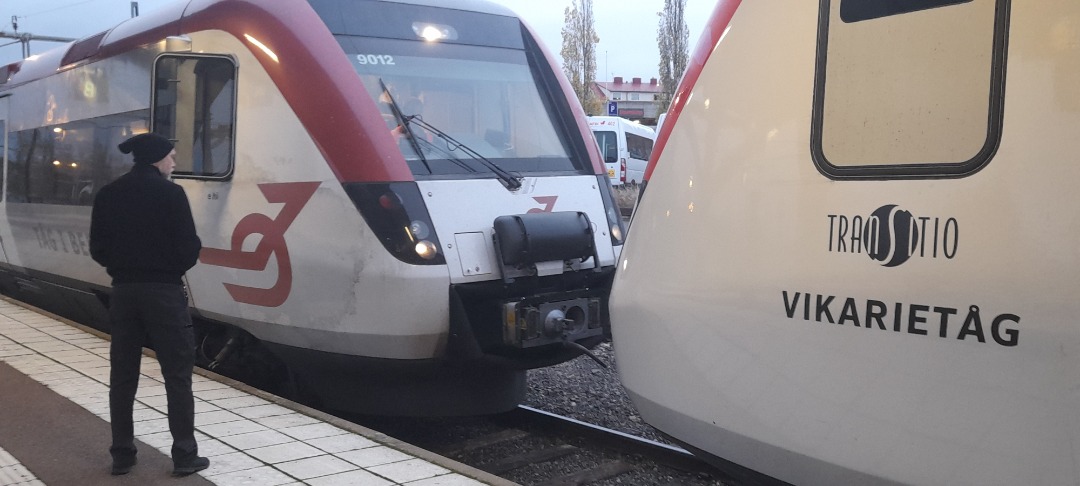 Grasshopper Without Grass on Train Siding: Somehow, I managed to see 3 Regina trains at Ludvika in just over 10 minutes, and 2 of them were coupled!