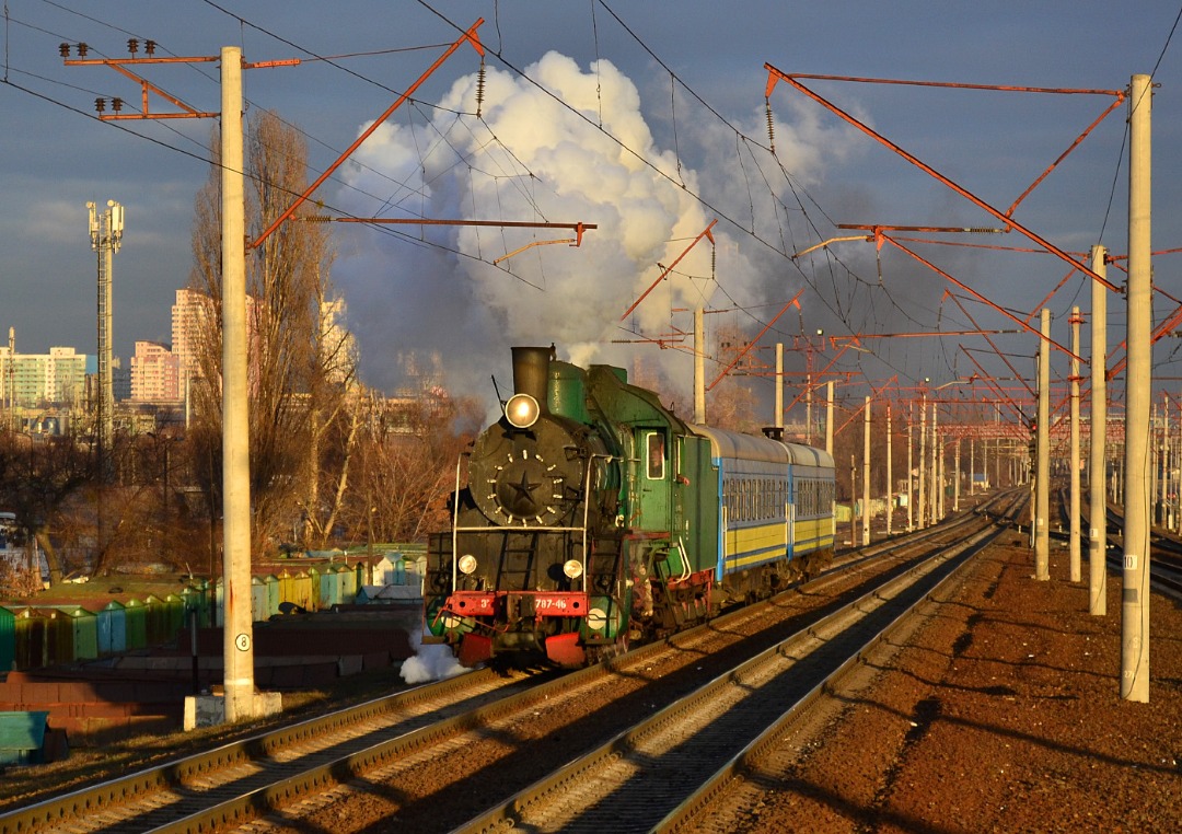 Yurko Slyusar on Train Siding: Merry Christmas everyone! With this occasion I decided to add my photos of the holiday train with steam locomotive Er787-46,
which in...